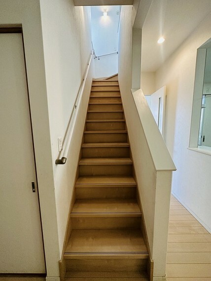 手擦りがつく階段はご年配の方やお子様には安心安全な仕様となっております。将来的な目線で見ても、この仕様は嬉しいですね。階段一つ一つの感覚も広いので、上り下りしやすい部分も魅力的です。