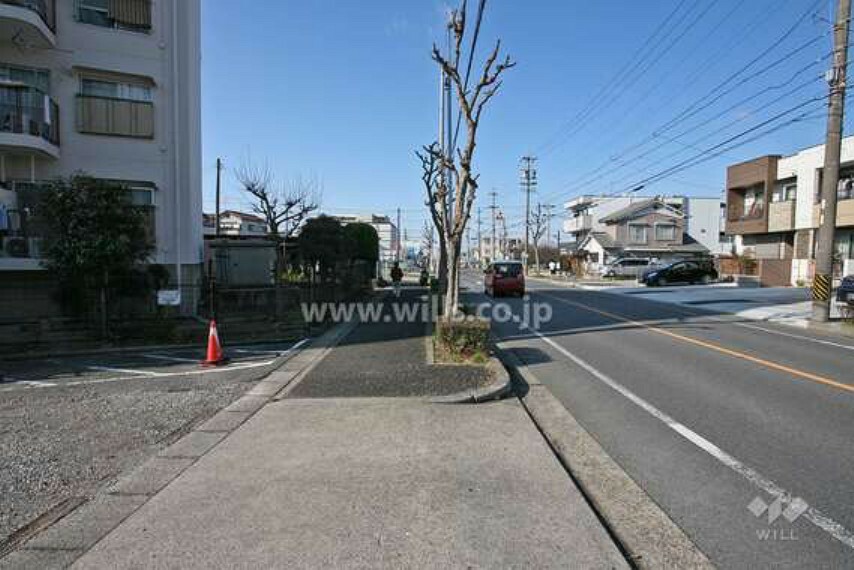 敷地北側の前面道路。片側1車線の道路に面しています。歩道があるため小さなお子様がいらっしゃっても安心です。