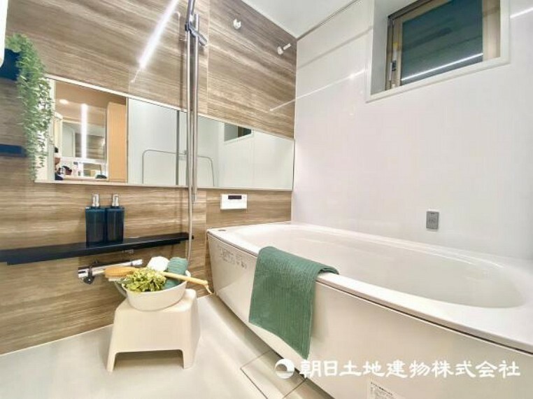 大理石調のアクセントパネルを使用した高級感のある浴室！