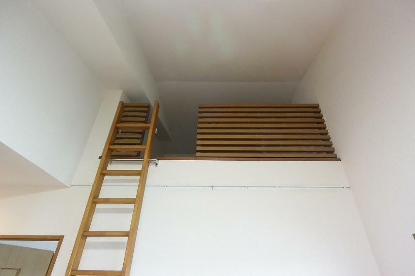 ロフトへは階段を利用します。<BR/>このロフトは、大きくて軽くてかさ張るものを収納するのに最適です！