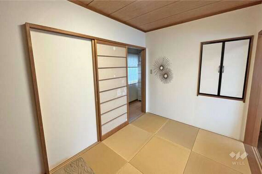 和室は洋室と続き間になっており、繋げて広い居室としても使えます。収納も確保されています！