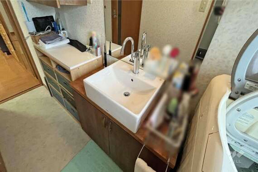 洗面台はお洒落な造作で鏡が大きく、収納部分も確保されたゆとりある設計になっていますね！