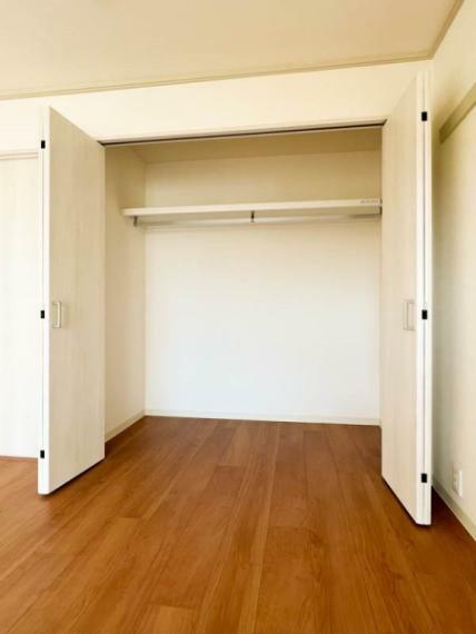 しっかりとした大きさのクローゼットを完備し、収納スペースも十分です！日ごろの整理整頓に収納はかかせません　各居室にはクローゼットが備え付けられており、居室の広さを有効に使えます。