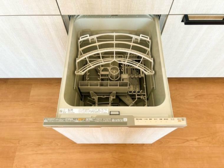 自動食器洗浄乾燥機】あったらいいなの代表的な設備である食洗機。ビルトイン型なので、おさまりもよく、使い勝手も良好です。料理をするのは好きだけど、後片付けは苦手な方に重宝します。洗う手間がないので、時間