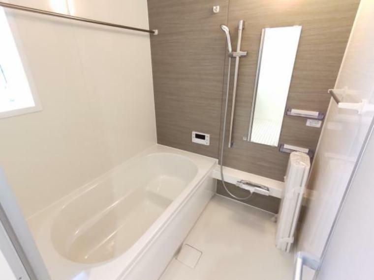 【リフォーム済/浴室】浴室はハウステック製の新品のユニットバスに交換します。足を伸ばせる1坪サイズの広々とした浴槽で、1日の疲れをゆっくり癒すことができますよ。