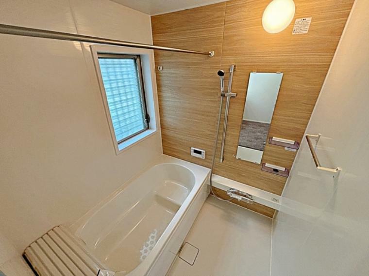 小窓と浴室乾燥機付きで清潔な浴室。広さ1坪以上で、ゆったりと過ごせる広さです。