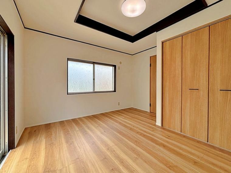 【1階洋室8帖】LDK横の広さの洋室です。大容量の収納完備でお部屋を広く使えます。