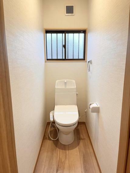 【リフォーム済】トイレはジャニス製の温水洗浄機能付きに新品交換しました。2階にもトイレが付いています。