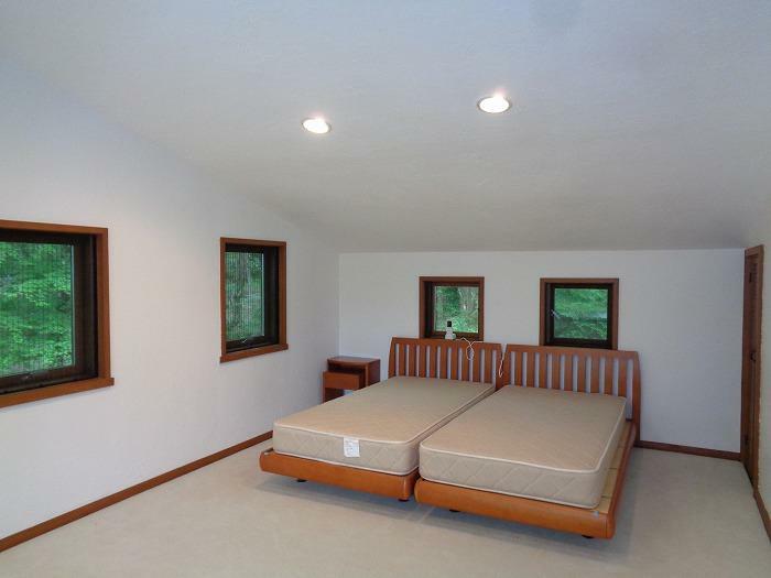 2階洋室約12帖　勾配天井でシンプルな内装、緑も感じられ落ち着いた雰囲気です