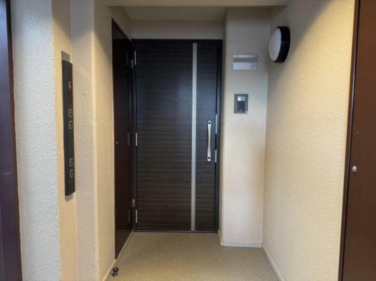 【リフォーム後_玄関】玄関扉は以前交換がされてあり、とてもきれいです。また、エレベーターからすぐの部屋になります。
