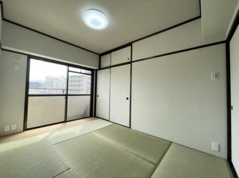 【リフォーム後】和室は畳の表替えを行いました。バルコニーがあり、陽が差し込みます。