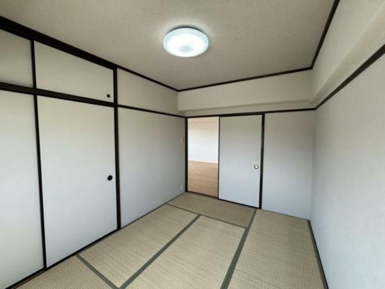 【リフォーム後】和室は畳の表替えを行いました。バルコニーがあり、陽が差し込みます。
