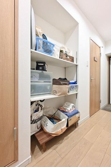 小物を収納するのは勿論、生活スタイルによって棚の位置を変えられる便利な可動棚。