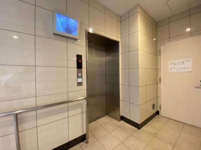 （共用部）エレベーター内の映像も見れる防犯面に配慮されたエレベーター。