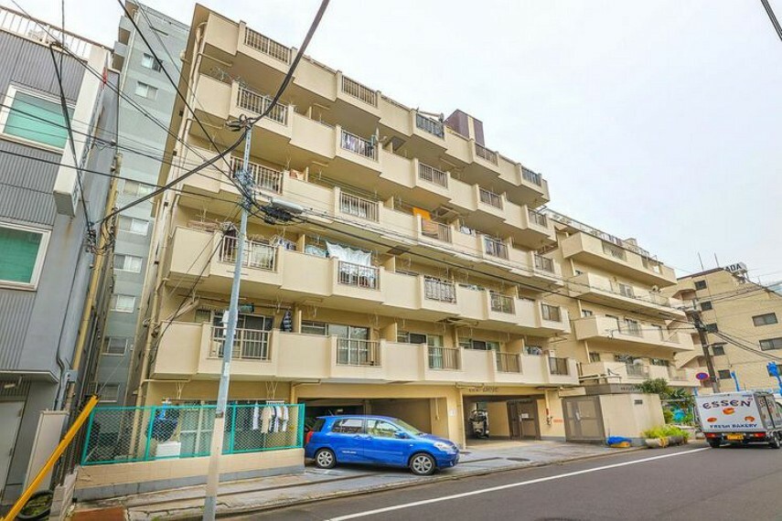 武田工務店施工の7階建てのマンションです。大通りには面しておりません。