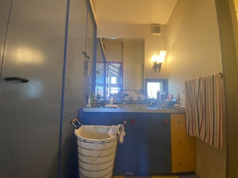 壁面には収納もあり利用し易い洗面スペースです!!