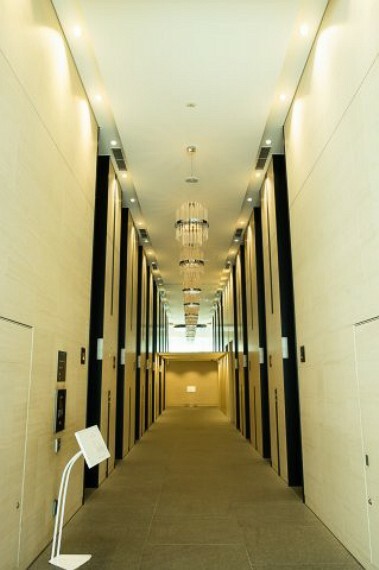 【エレベーターホール】10基のエレベーターを設置、低層階と高層階それぞれ専用エレベーターを用意しています。