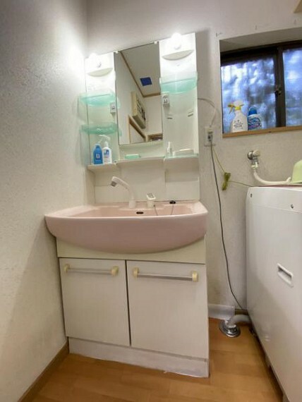 シャンプーもできる洗面化粧台は、受け皿がカワイイですね。洗面室は窓もついていて換気OK！