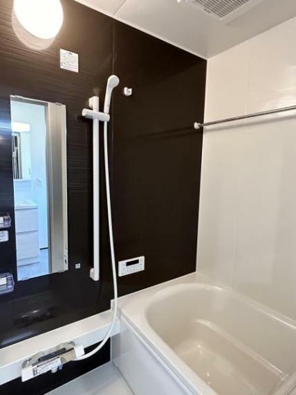 【リフォーム後/浴室】浴室はハウステック製の新品のユニットバスに交換しました。浴槽には滑り止めの凹凸があり、床は濡れた状態でも滑りにくい加工がされている安心設計です。