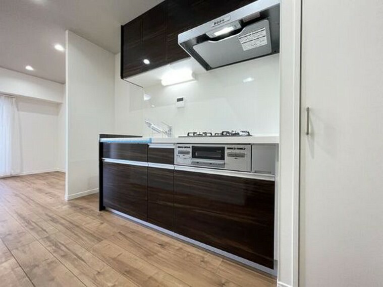 ゆったりと作業できるスペースが魅力。キッチン横には便利な収納スペースも。