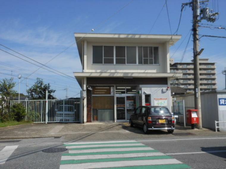 彦根岡町郵便局 彦根口駅前の郵便局です。