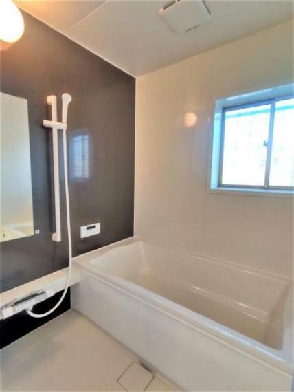 浴室はハウステック製の新品のユニットバスに交換しました。足を伸ばせる1坪サイズの広々とした浴槽で、1日の疲れをゆっくり癒すことができますよ。