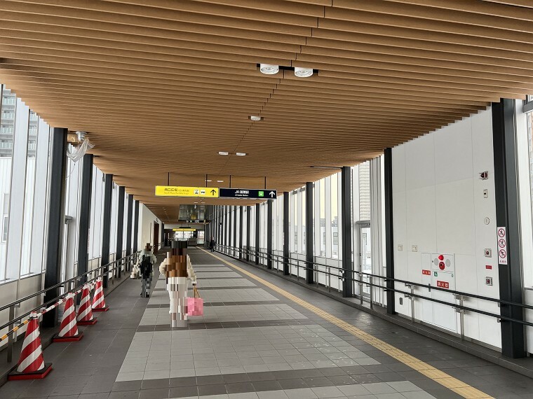 空中歩廊を利用し天候の影響を受けずにアリオ札幌（徒歩3分　190m））やJR苗穂駅へ歩いて行けます。