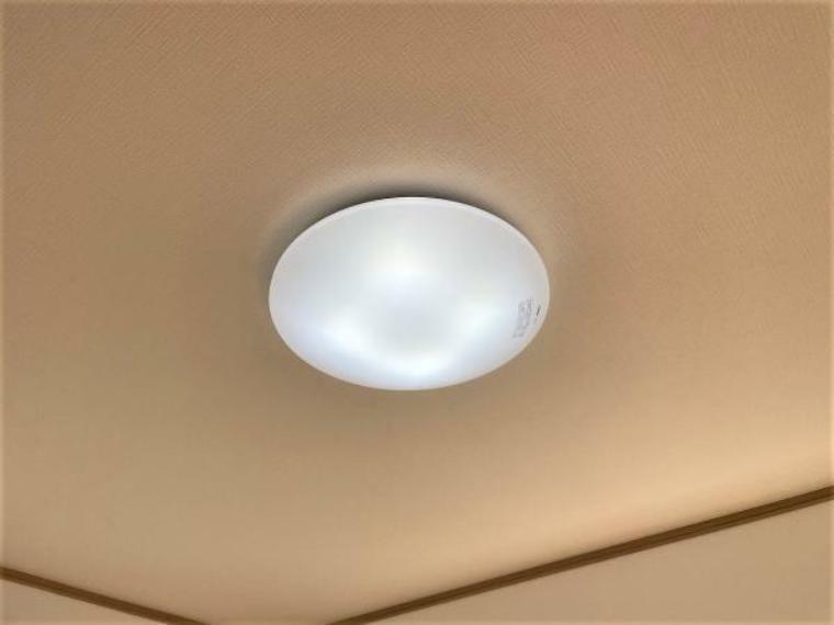 【設備】各居室にはLED照明器具を新設しました。リモコン付きで操作も簡単。LEDですので節約にもなります。