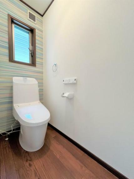 【リフォーム済】1階のトイレはクリーニングで仕上げました。便座は温度調整ができるので、寒い冬場でも安心して利用できます。