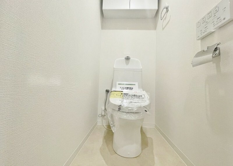 十分なスペースを確保したトイレ。収納もございますのでシンプルな空間を保てます。