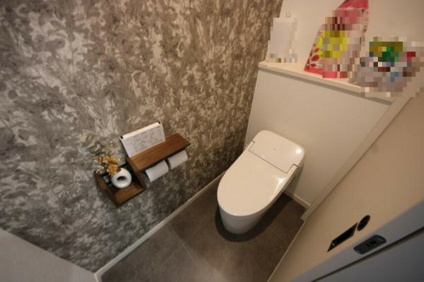 1階トイレです。スッキリとしたタンクレストイレで掃除もらくらく