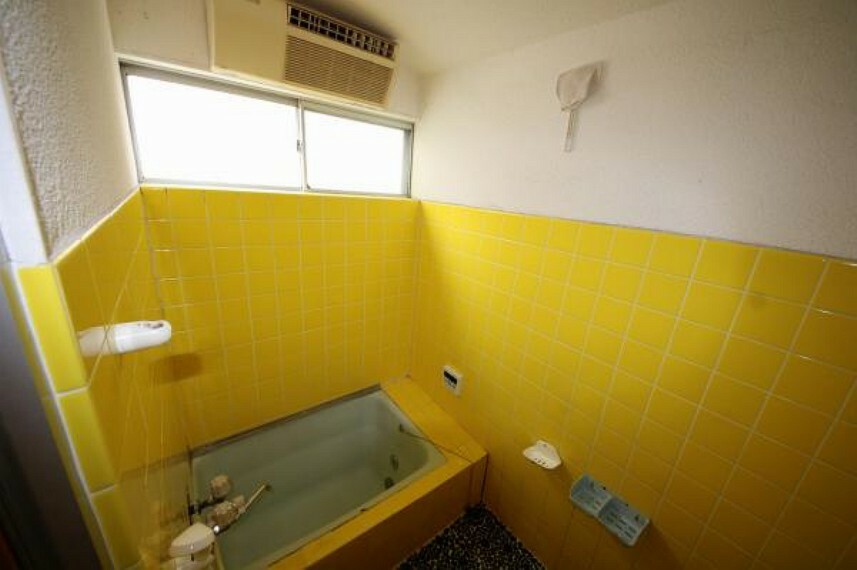 浴室です。黄色のカッコいいタイル張りです