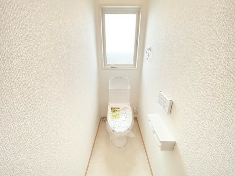 トイレは快適な温水洗浄便座付です。手洗い一体型のトイレ設備はスペースの節約ができ、ゆったりとした空間が確保できます。節水も期待できますね。