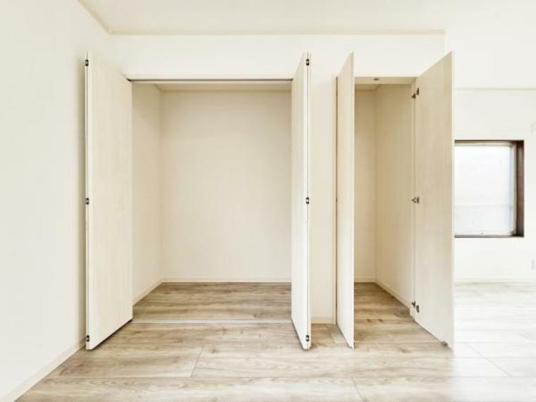 【各居室収納】各居室にはクローゼット収納があります。床の木目に映える白基調の扉です。枕棚とハンガーポールを追加するプランもあるので、スタッフまでお申し付けください。