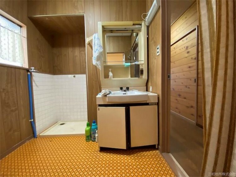洗面台と防水パン付きの室内洗濯機置き場があります