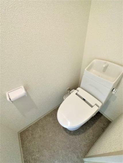落ち着いた色調のトイレです:リフォーム完了しました 平日も内覧出来ます 吉川新築ナビで検索