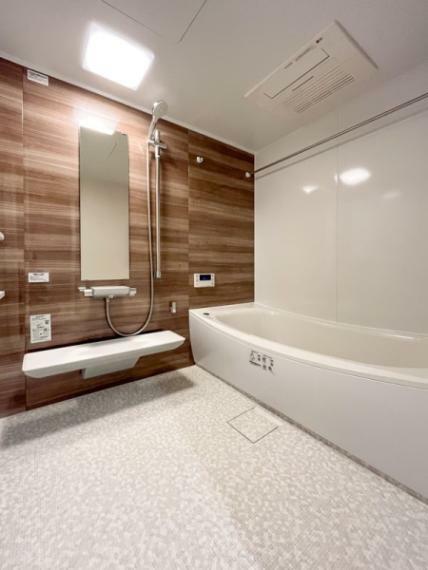 【Bathroom】 上質が感じられるカラーリングで、清潔な空間美を実現。一日の疲れが癒される優雅なバスタイムを堪能できるゆとりあるバスルームです。