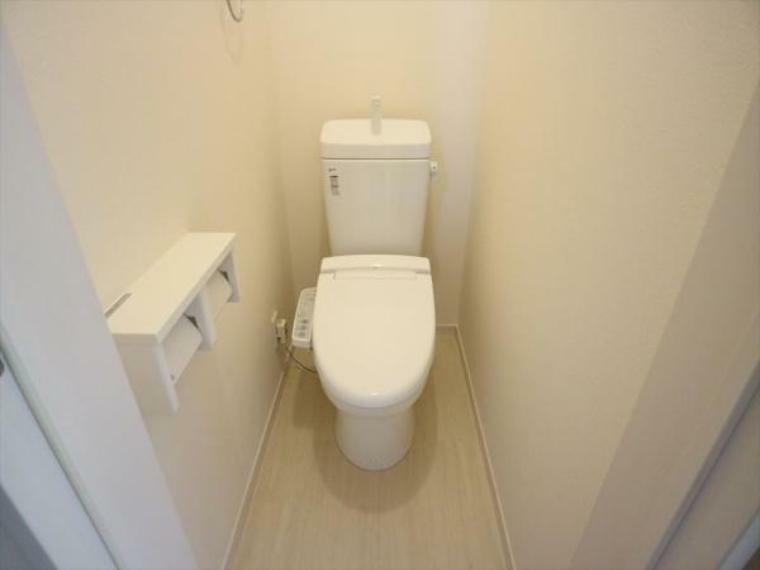 シンプルな内装の、スッキリとしたトイレです。お手入れやお掃除が、簡単にできるシンプルなデザインです。