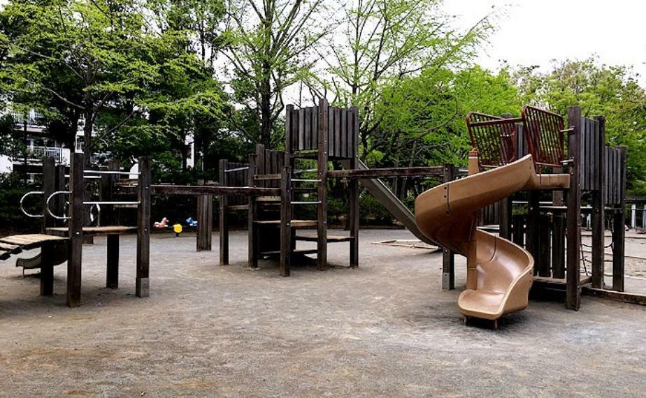 平尾近隣公園（平尾地区で最も広い公園で、平尾団地内にあるボール遊びのできる公園です。 近隣には、幼稚園、保育園、小学校があり子どもたちの利用が多い公園です。 ）