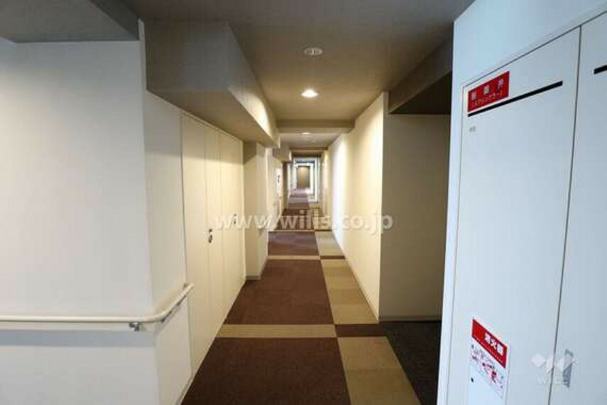 共用廊下はホテルライクな内廊下。空調が効いており、プライバシー性も高いです。