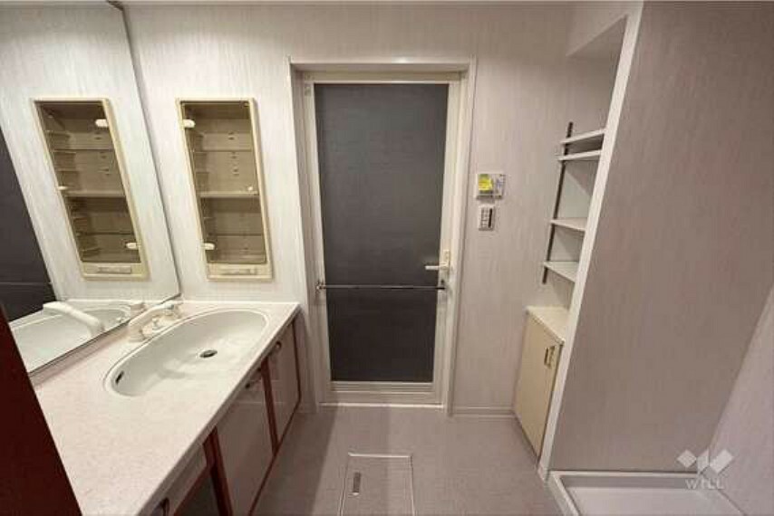 洗面室は2人並べる程の広さがあります。リネン庫などもあり収納力も高いです。