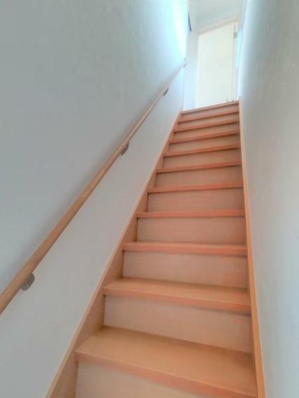 【階段:リフォーム済】階段は新品交換と架け替えを行いました。傾斜がゆるやかになりました。