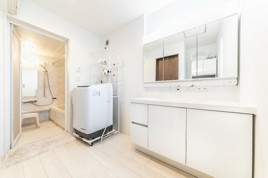 ホワイトを基調とした洗面スペースは、清潔感のある空間です。