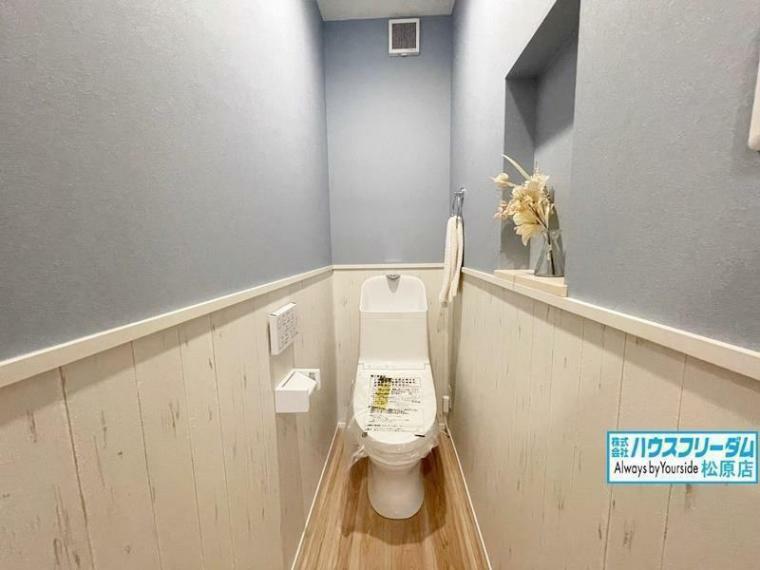トイレ 棚に小物を飾れば、更にリラックスできる空間に