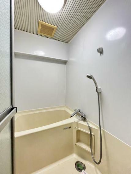 【現況写真】浴室です。水栓下にシャンプー等を置けるスペースがあります。