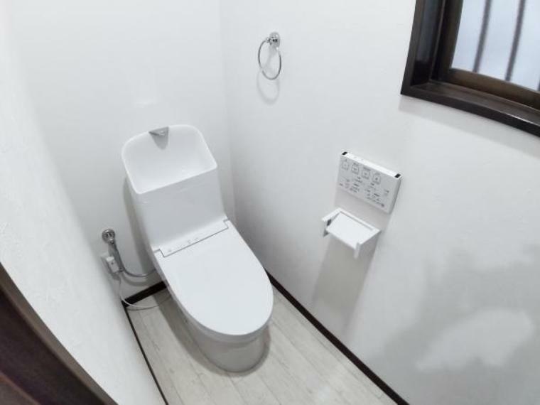 【リフォーム済】新品TOTO製トイレは壁掛けのリモコンになっていて便器洗浄もワンプッシュでOKで、操作パネルも使いやすく便利です。2階にもトイレあり同様に新品に交換しています