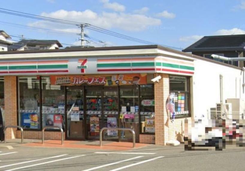 「セブンイレブン」福岡若宮1丁目店様まで徒歩9分（700M）です。コンビニは24時間営業なので便利ですね。