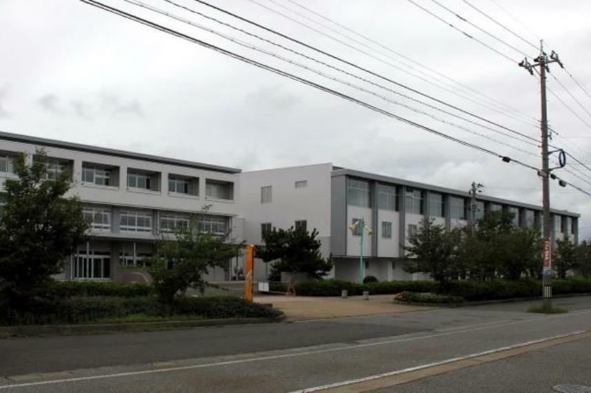 坂井市立春江中学校まで2000mです。