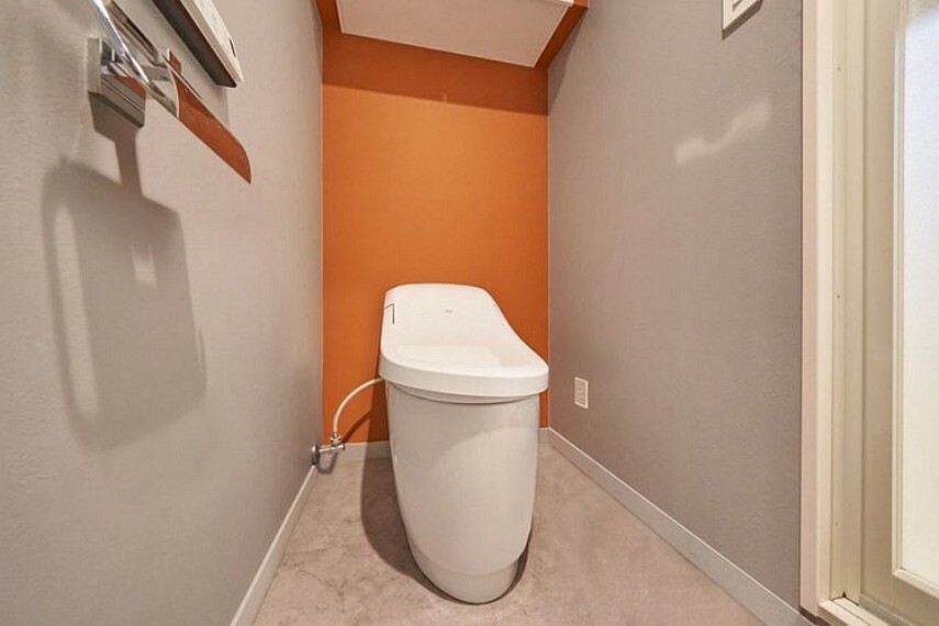 トイレは清潔感があります。温水洗浄便座付きでリモコン操作が容易です。※画像はCGにより家具等の削除、床・壁紙等を加工した空室イメージです。