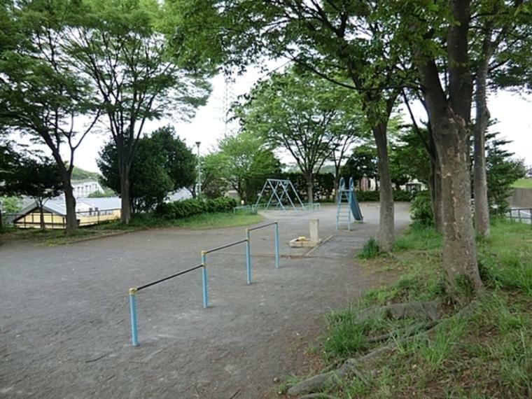 川上長作公園 滑り台、ブランコ、砂場、鉄棒、運動広場があります。